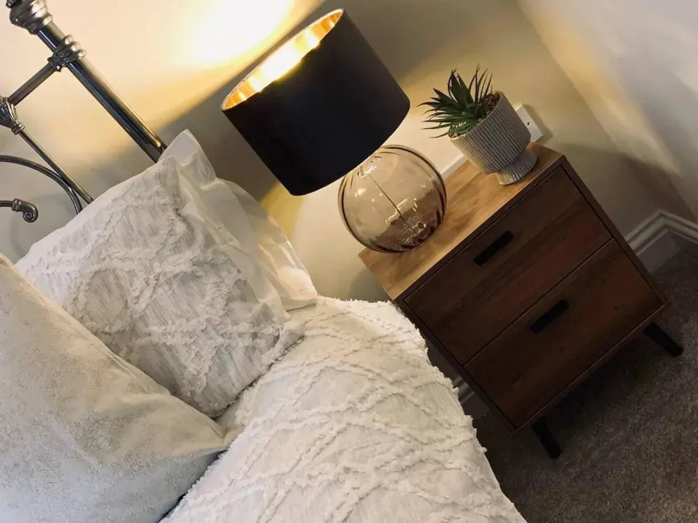 Waterside Townhouse With Balcony And Marina View