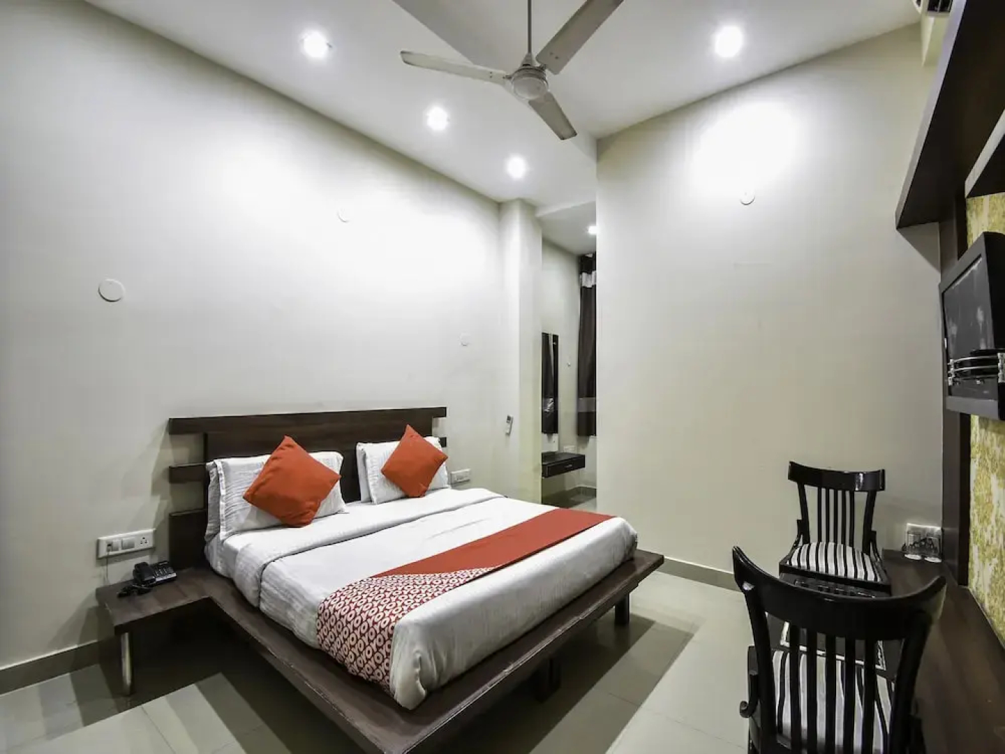 OYO 2615 Hotel Lords
