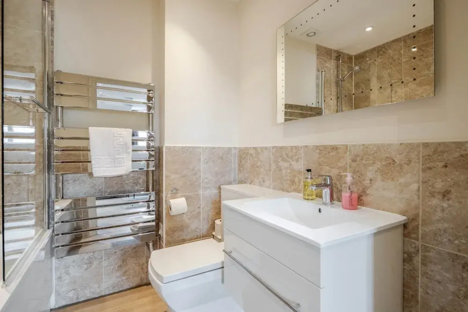 Luxury 1 Bedroom Apartment with Parking