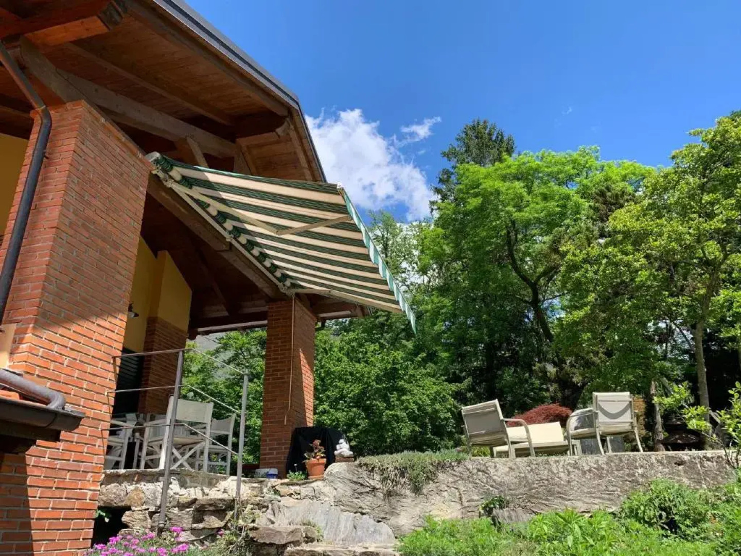 The comfortable house with big pool in the center of Mergozzo