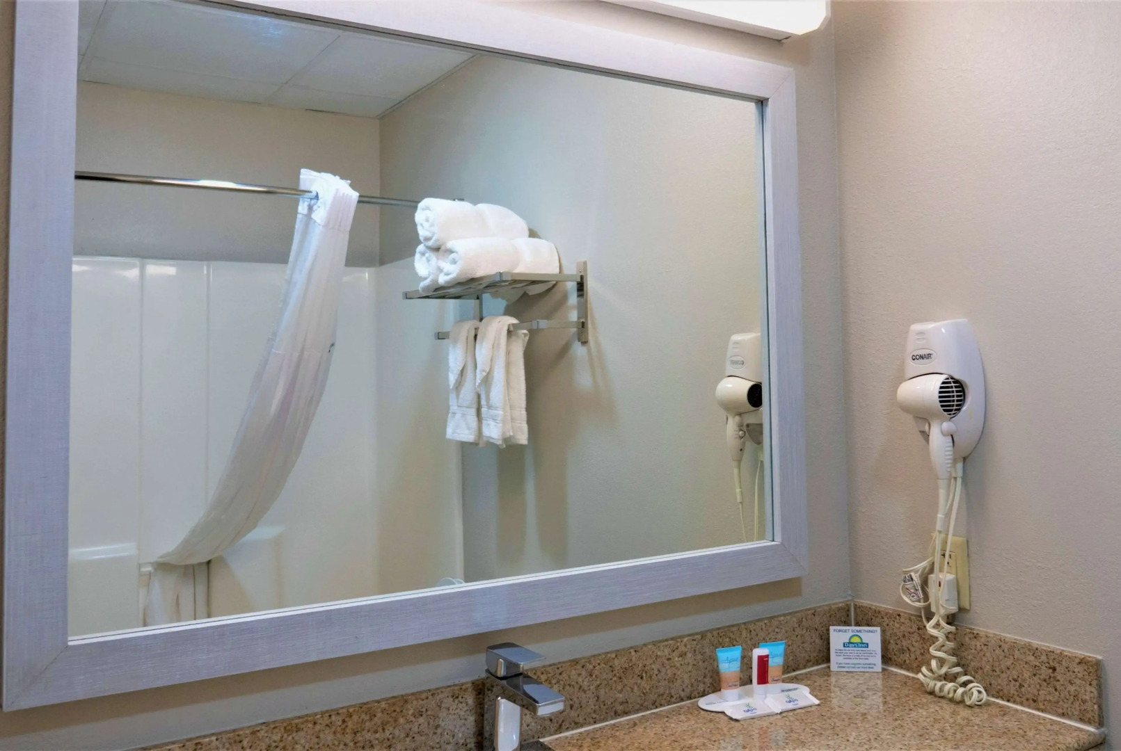 Days Inn & Suites by Wyndham Savannah North I-95