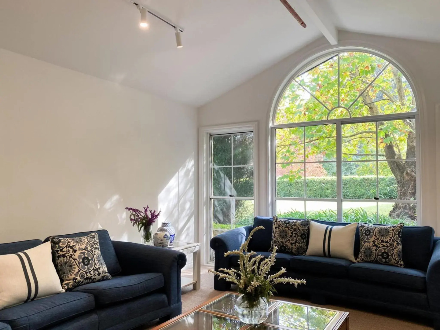 KEVALIER PARK Berry 4pm check out Sundays