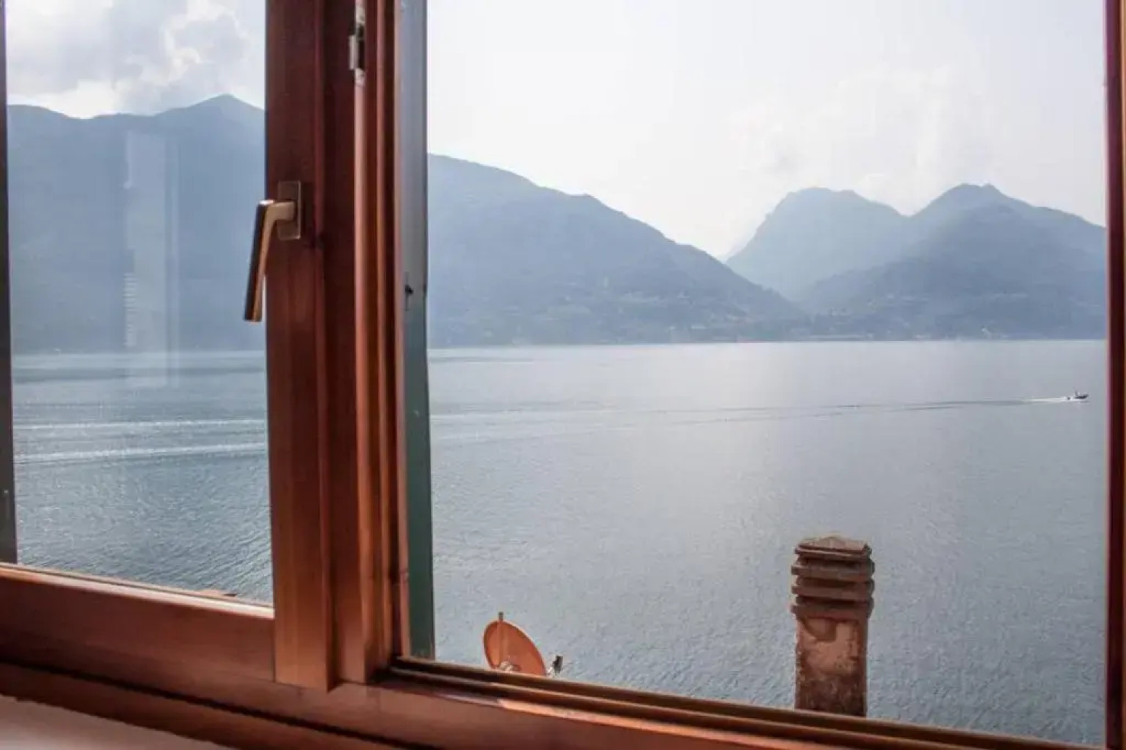 Unique house directly on Lake Como