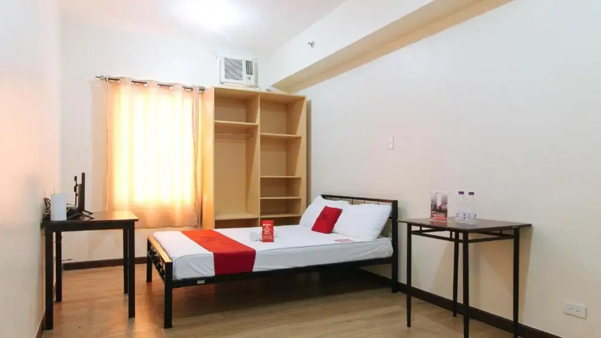 RedDoorz Premium @ Paseo Verde Las Pinas