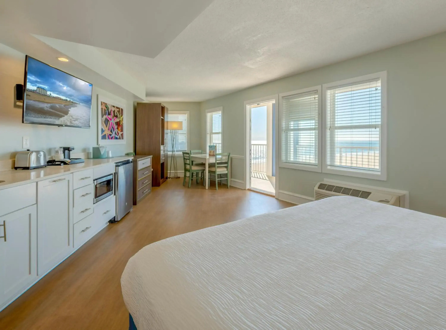 Commander Hotel & Suites