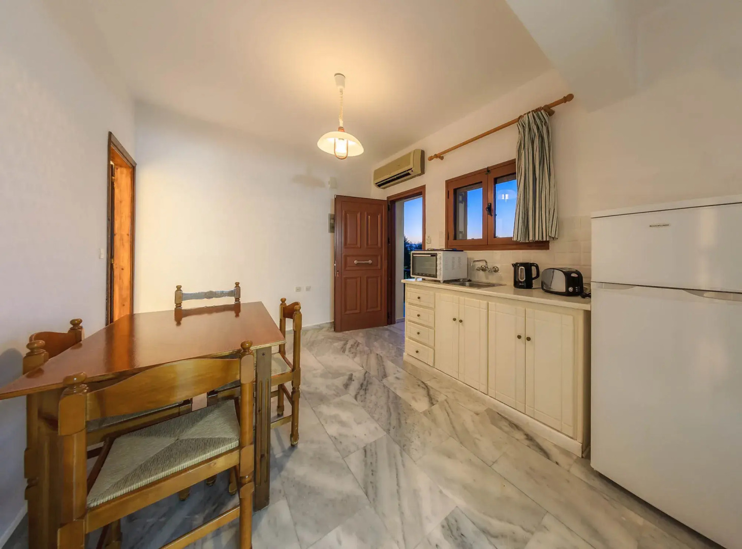 Kiki Studios & Apartments