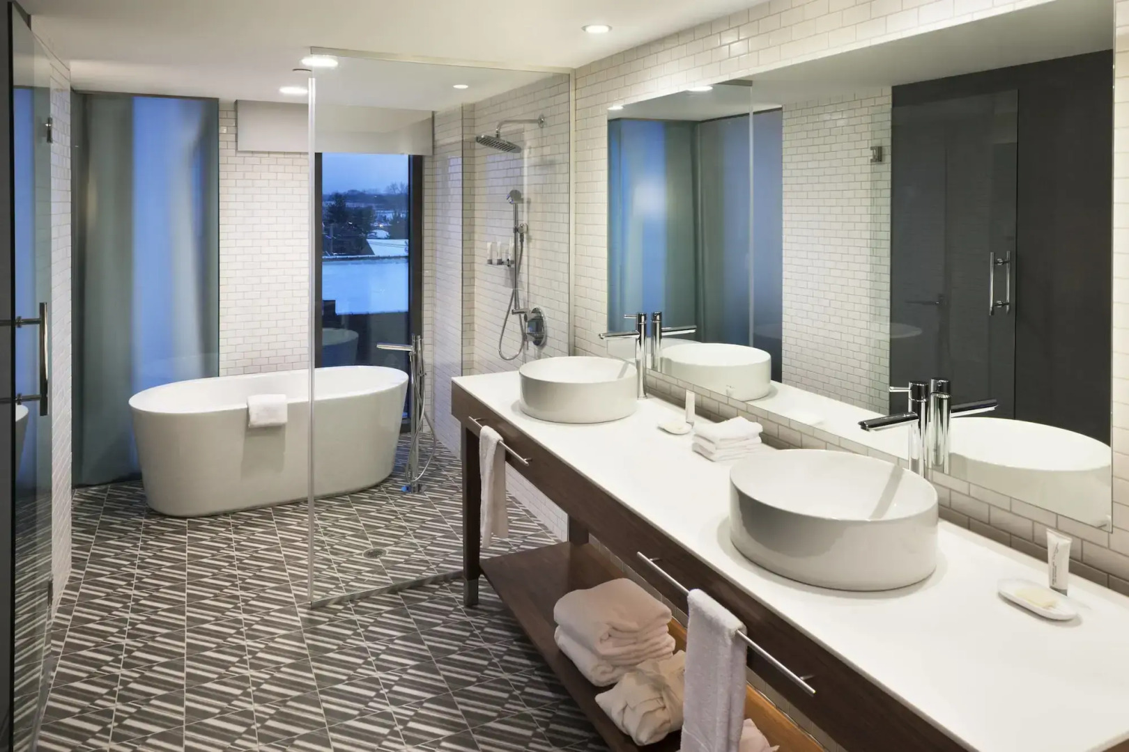 Le Méridien Columbus, The Joseph