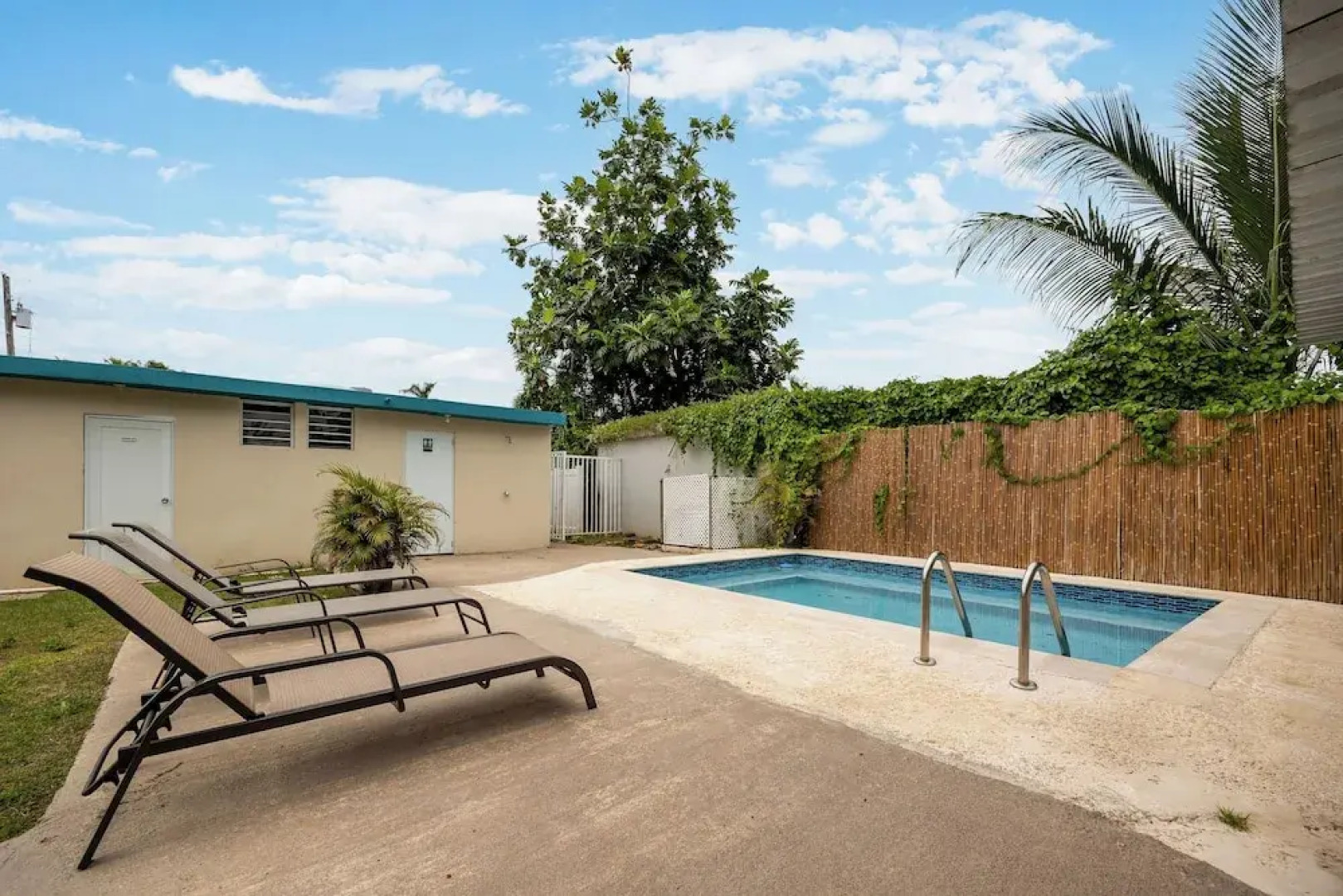 Private Pool Near the Beach Pet Friendly