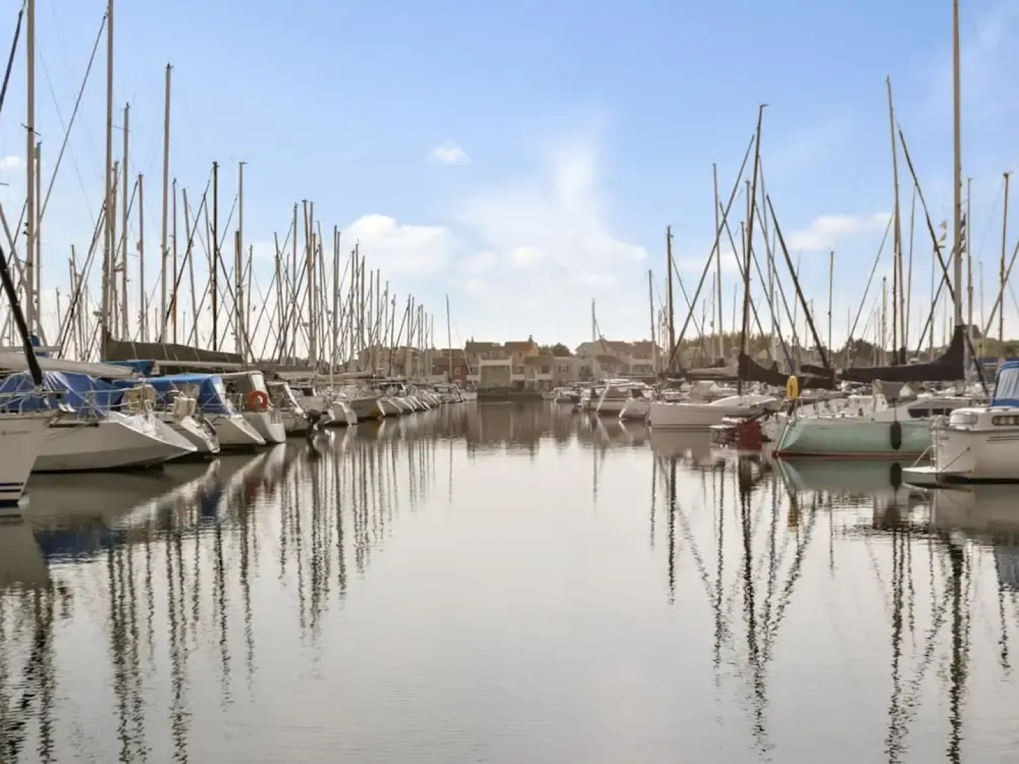 Spacious Luxury Apartment With Beautiful Views of the Marina