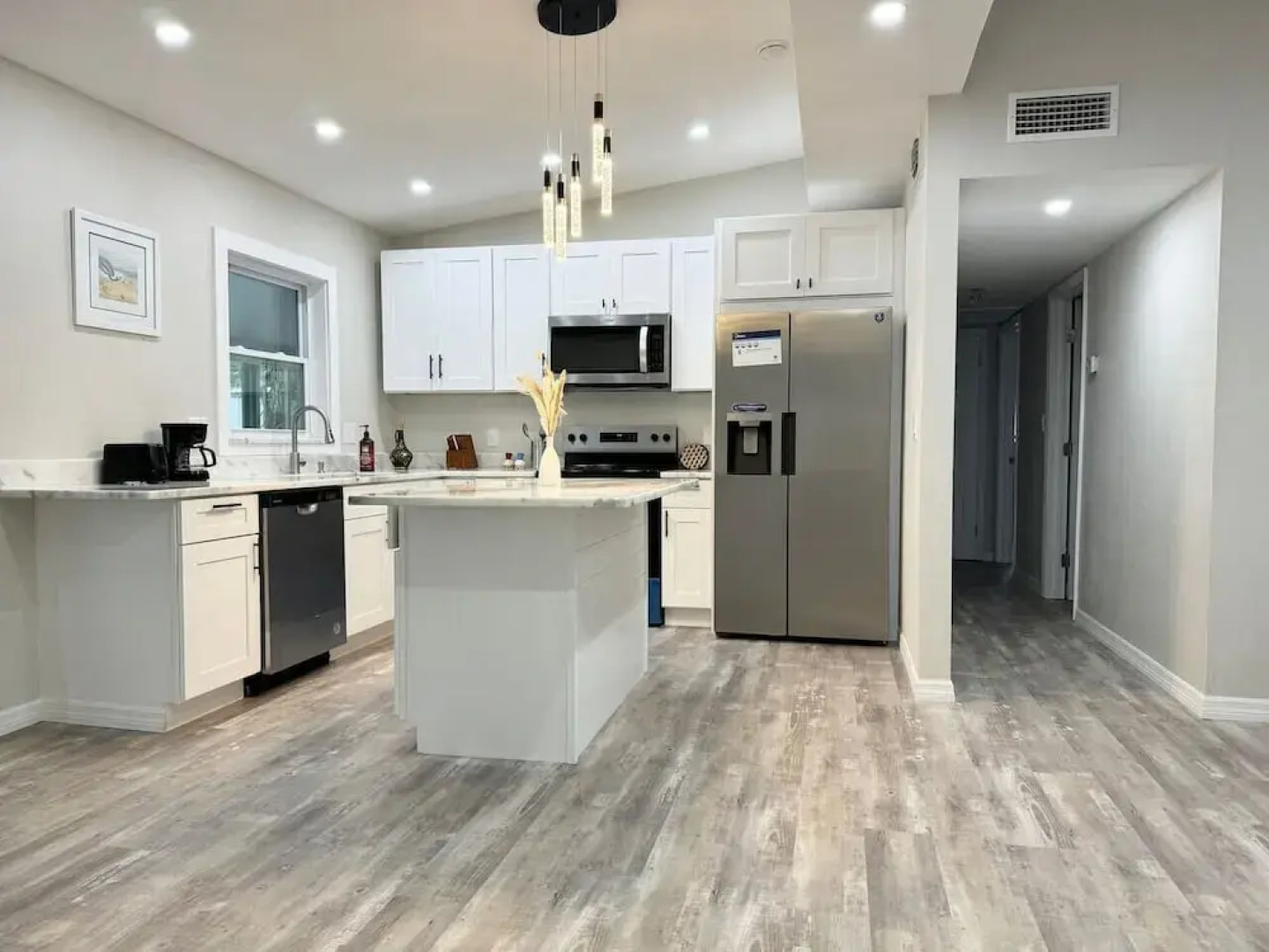 Fresh Renovated Pool Home w 5 Bedrooms Near Beach