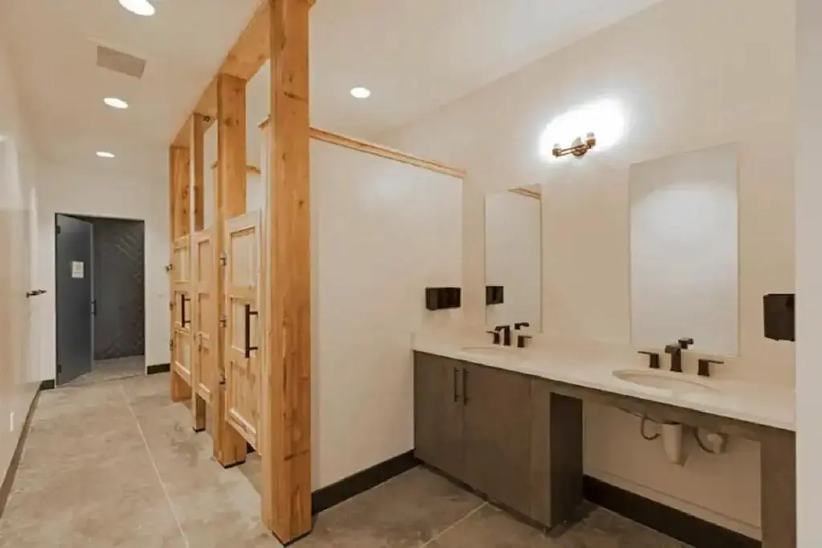 Modern Ski Chalet, 10mins to Skiing, Hot Tub & Mountain Views