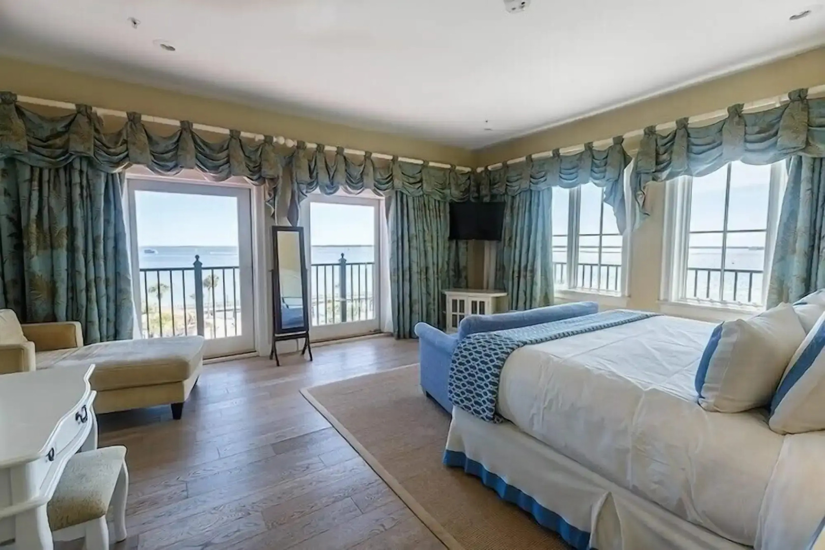 Harborside at Charleston Harbor Resort and Marina