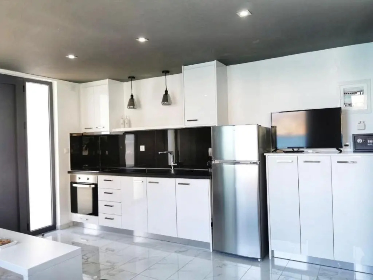 Sunrise Luxury Seaside Apartment