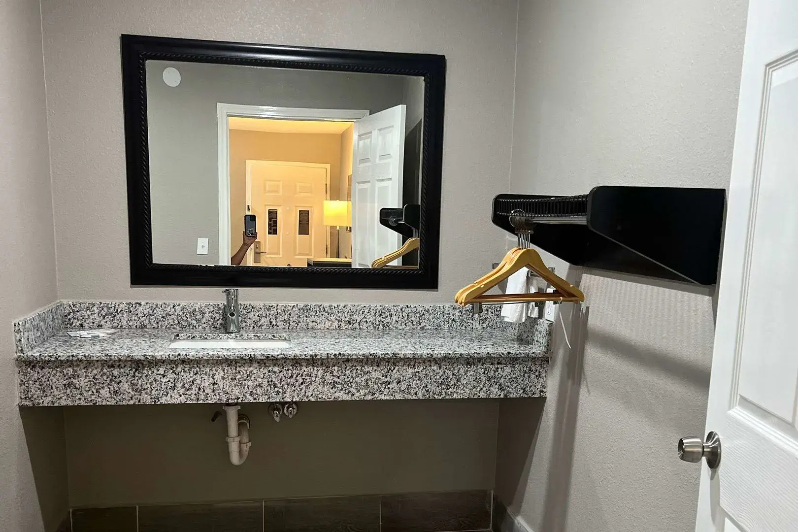 Econo Lodge Inn & Suites