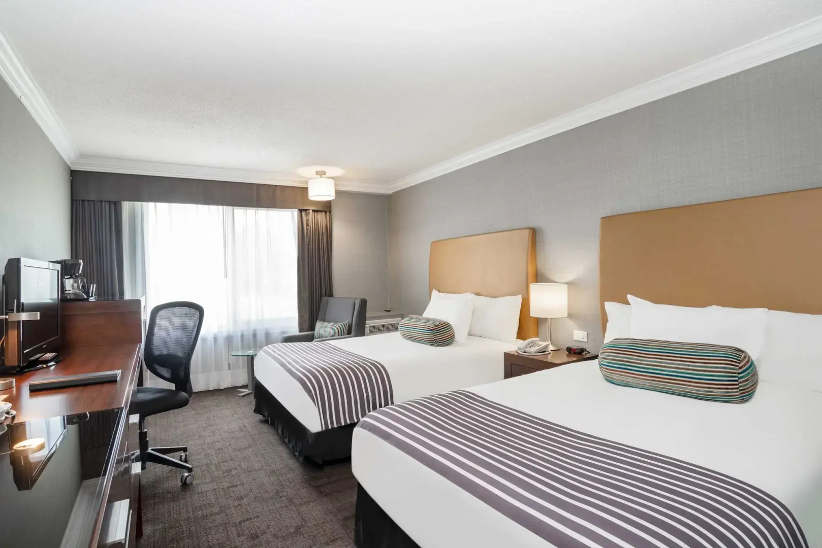Sandman Hotel Vernon