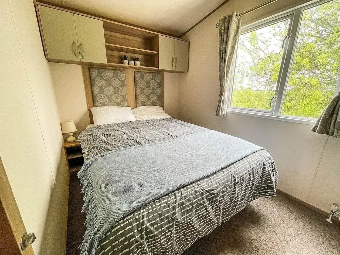 Caravansleeps6-hottub-garden-waterwonderland