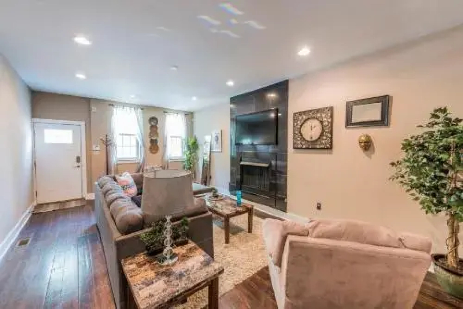 Gorgeous! Parking! Park Front!