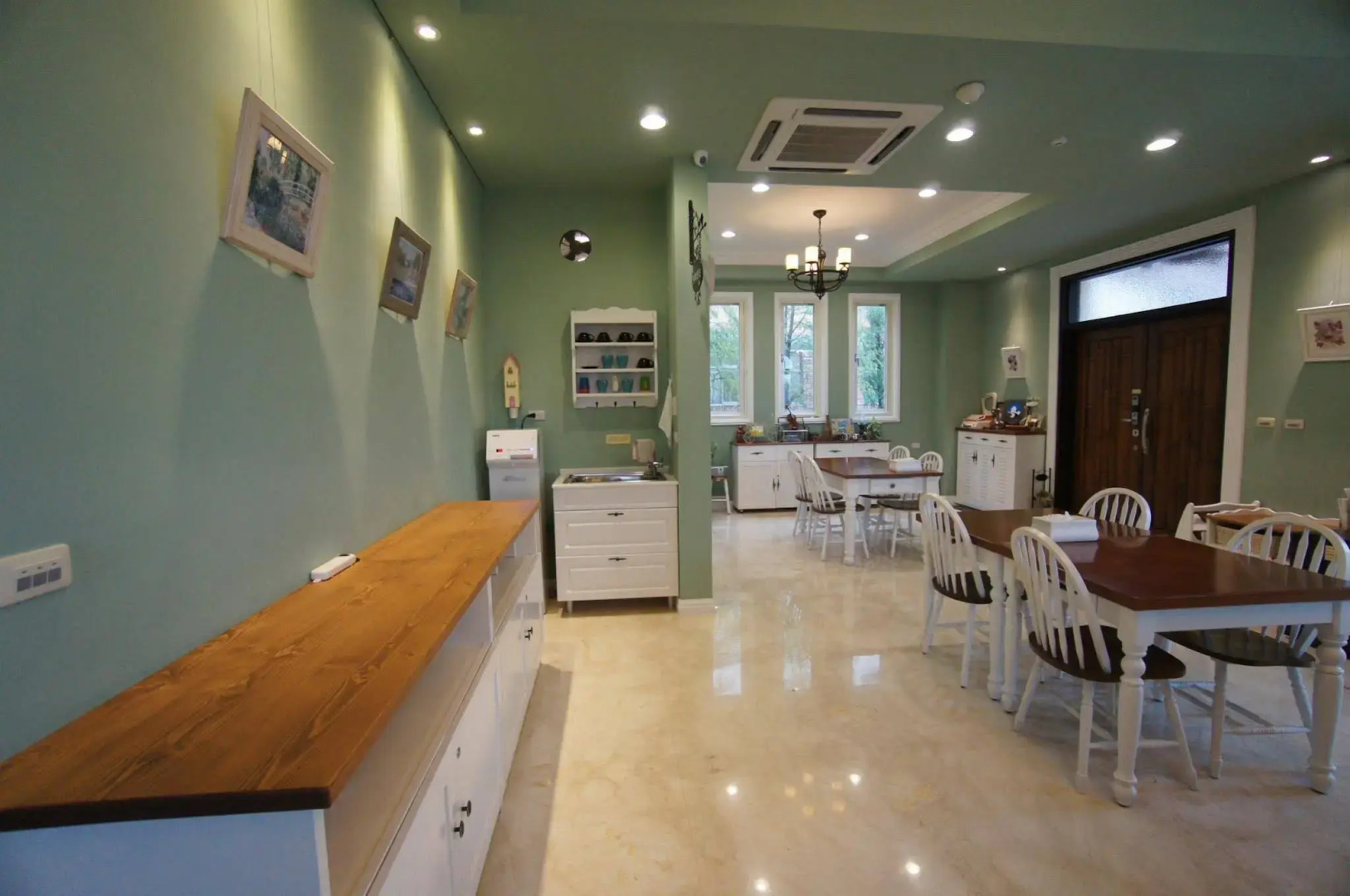 Dancing Butterfly Slide Family Inn