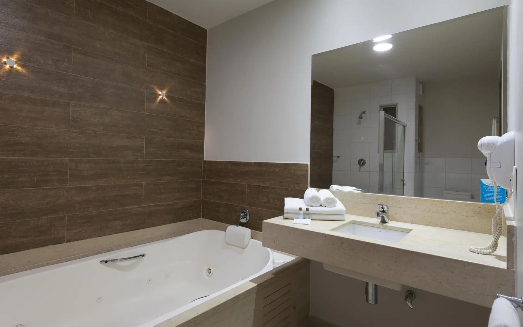 Flamboyant Hotel & Convention