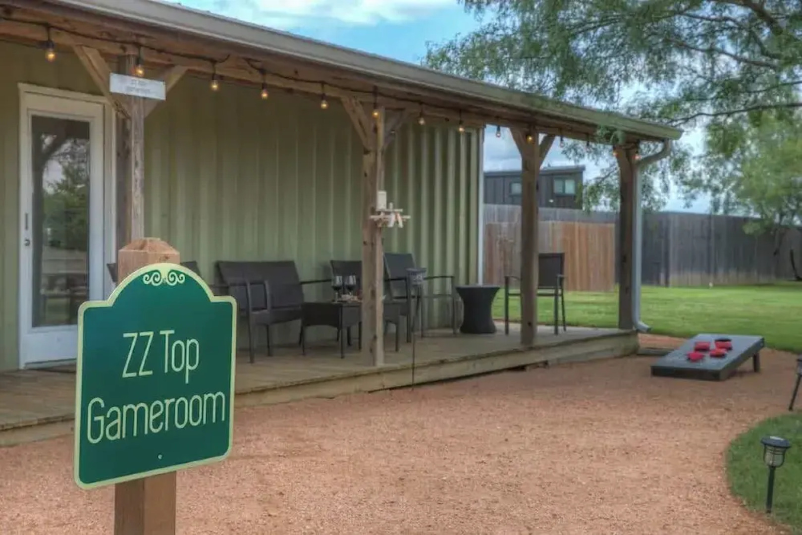 Willie the Modern Tiny Home W/hot-tub & Firetable