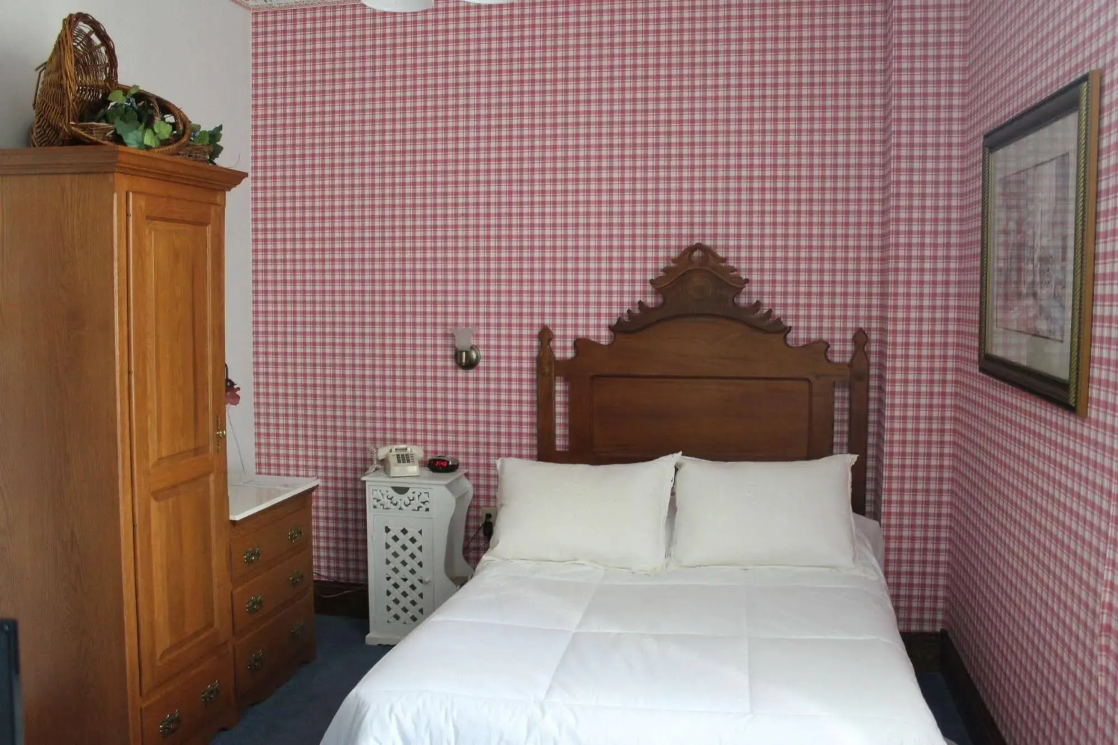 Decker Hotel & Bar