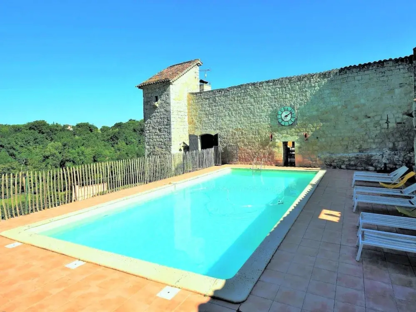 Authentic Castle in Bon-Encontre with Open Kitchen