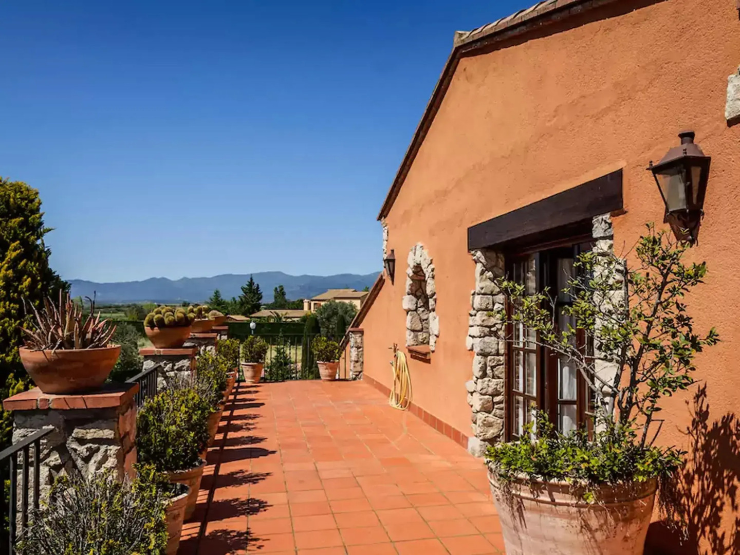 Ideal villa in Peralada with private pool and garden