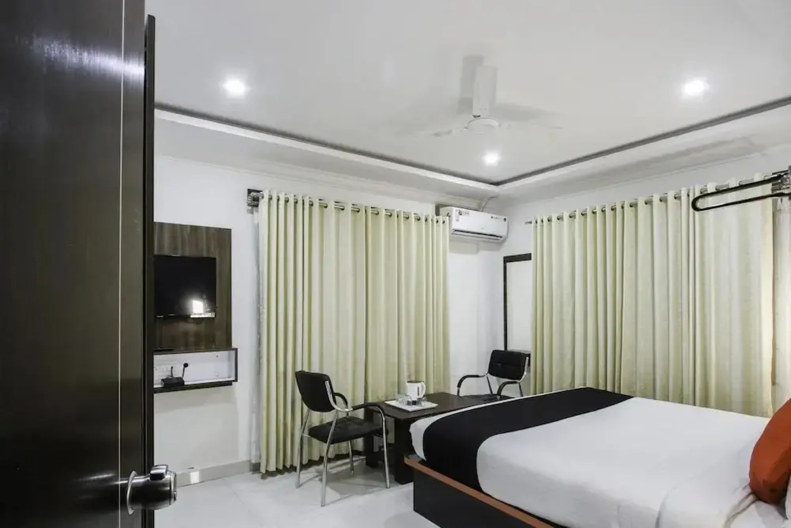 Rich Fort By OYO Rooms