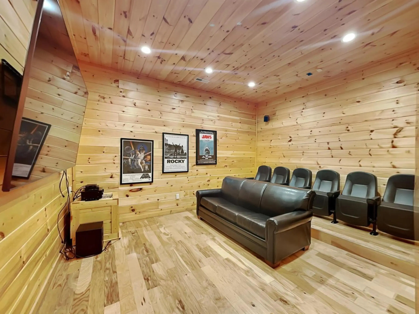 Gatlinburg Escape, 5 Bedrooms, Hot Tub, Arcade, Game Room, Sleeps 16
