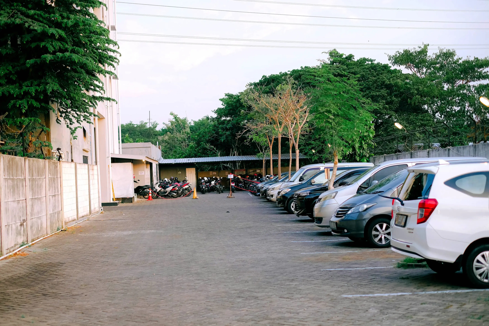 De La Charis Hotel by Waringin Hospitality