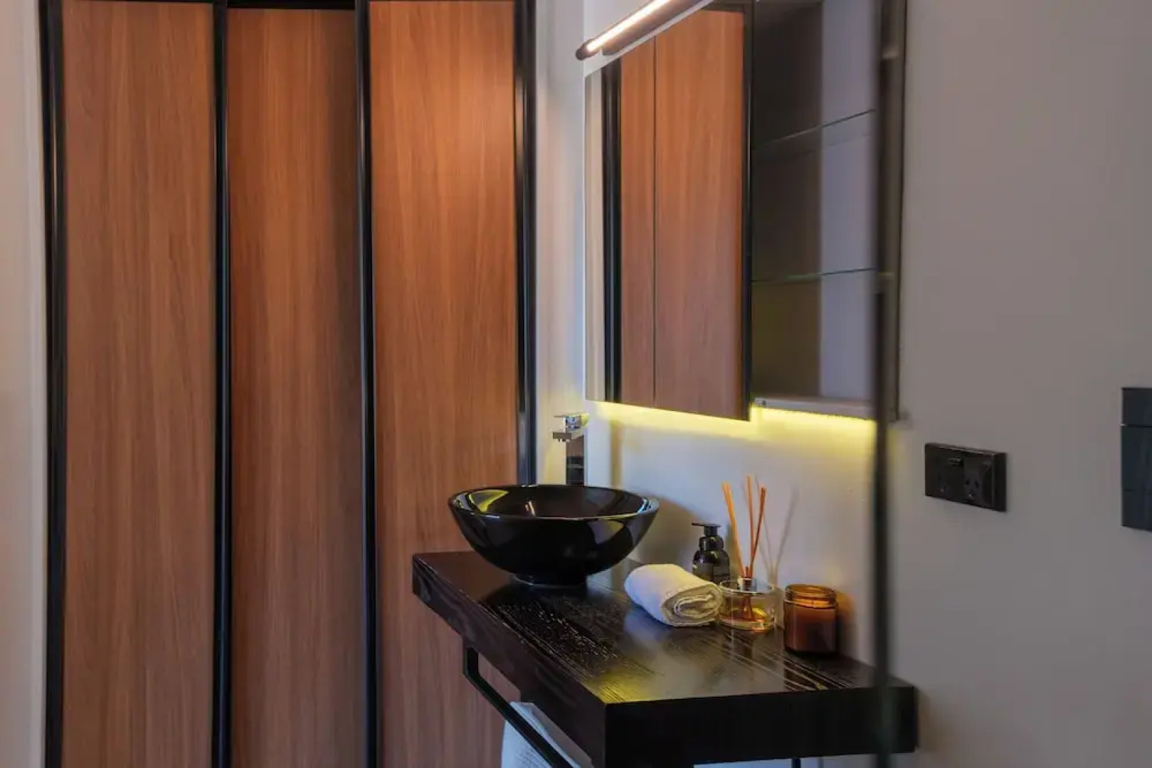 Wharetana Bay Villa with beach walkway