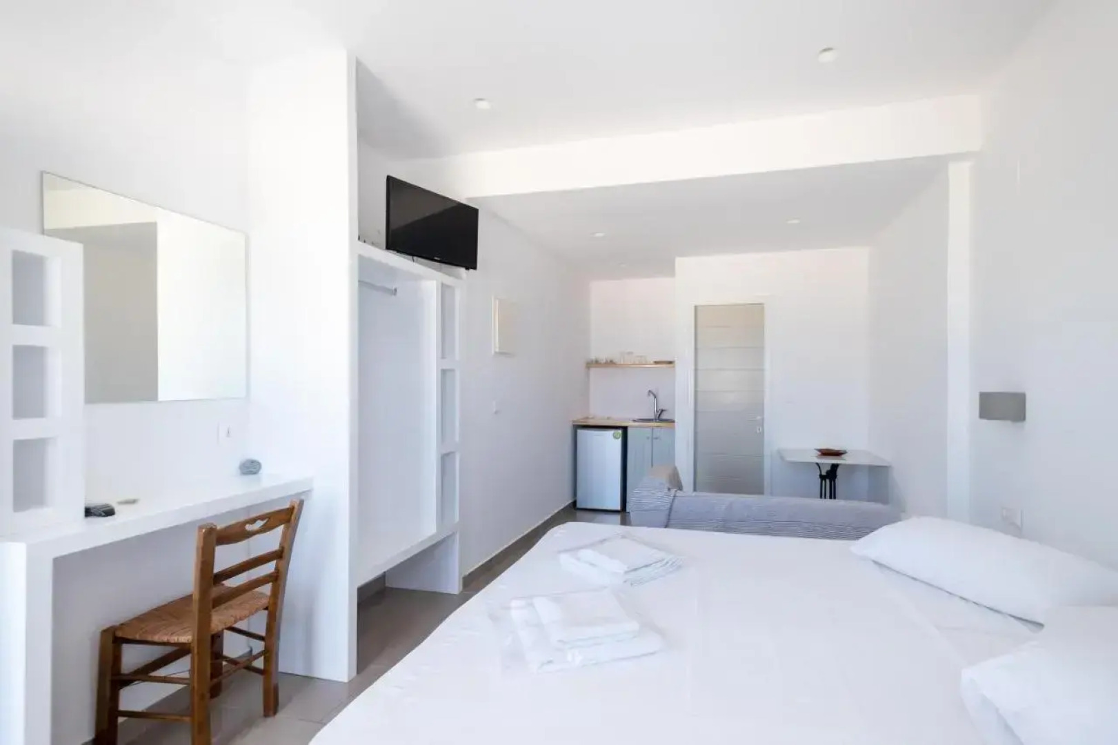 Lorenzo Studios and Suites Paros