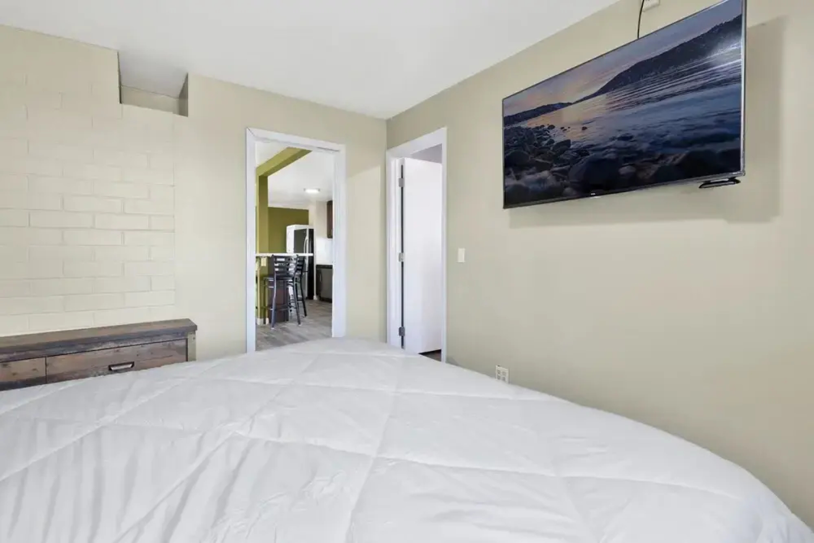 1900 - The Farmhouse Experience 4 Bedroom Home by RedAwning