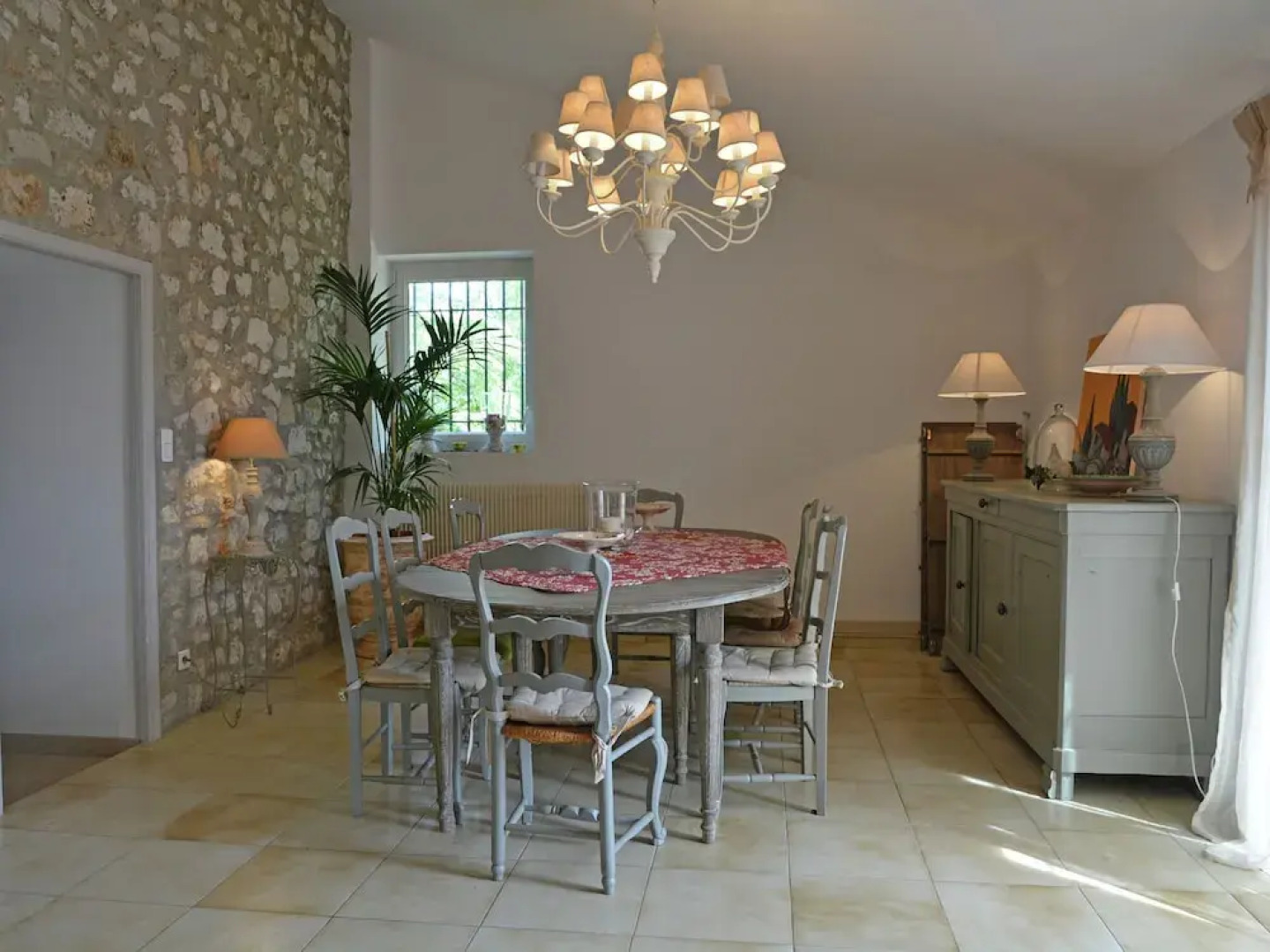 Spectacular Villa in Viols-en-laval With Swimming Pool