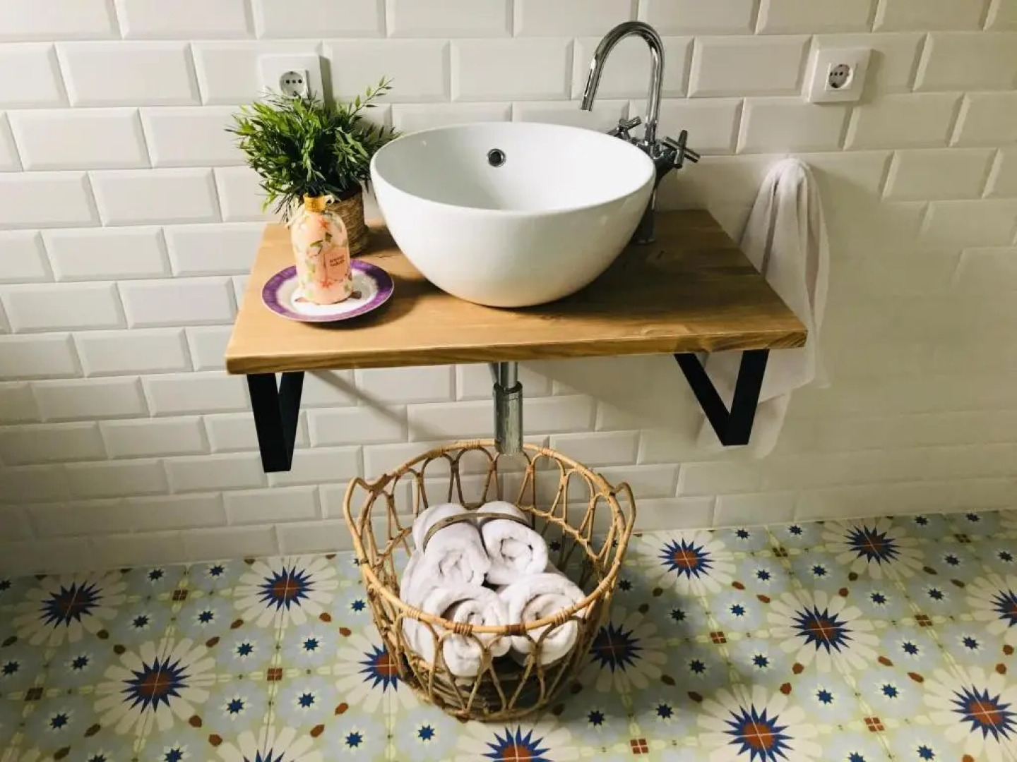 LA MOMA Apartments & Room