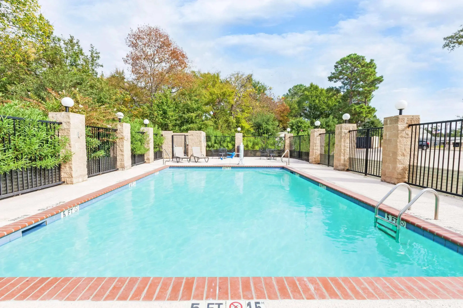 Grander Inn & Suites