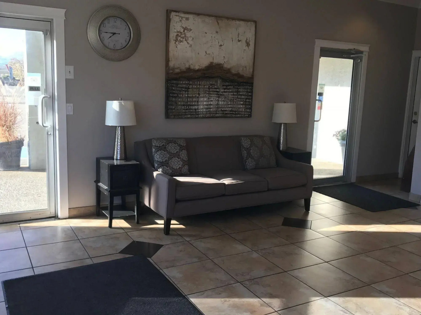 Riverland Inn & Suites