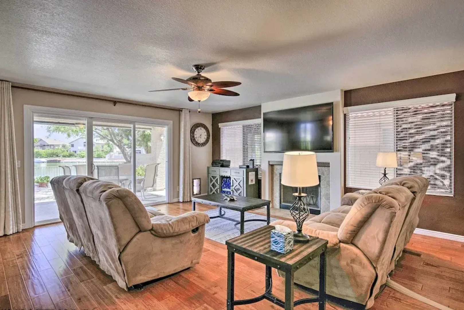 Boat Dock & Pool: Lakefront Glendale Getaway!