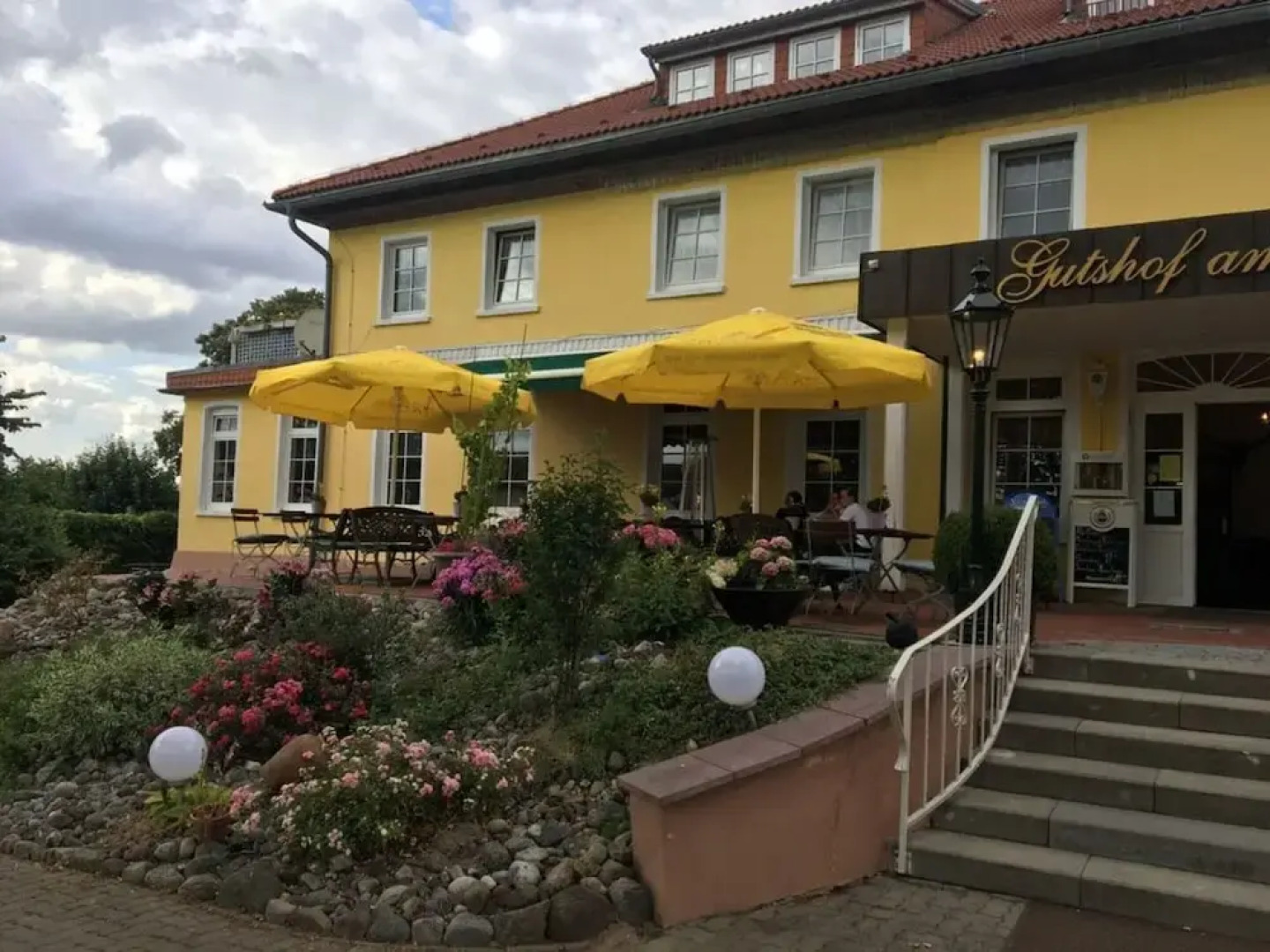 Courtyard View - Manor by the Lake