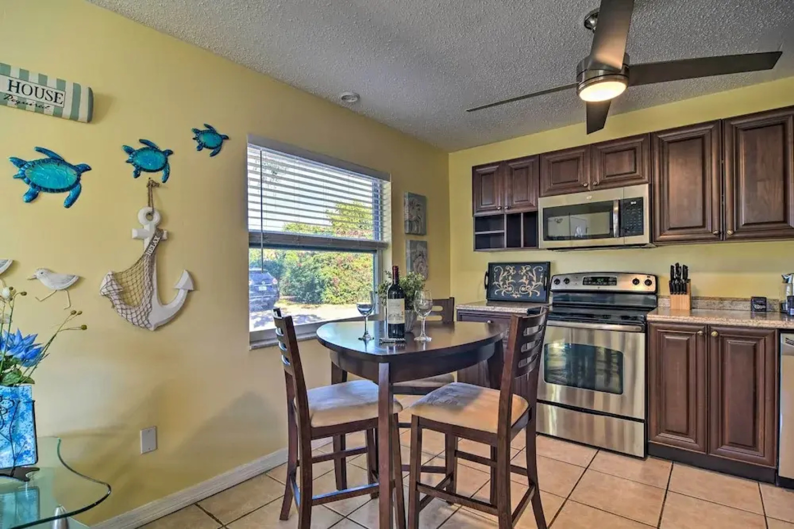 Comfy Dunedin Escape: 1 Block to Main Street!