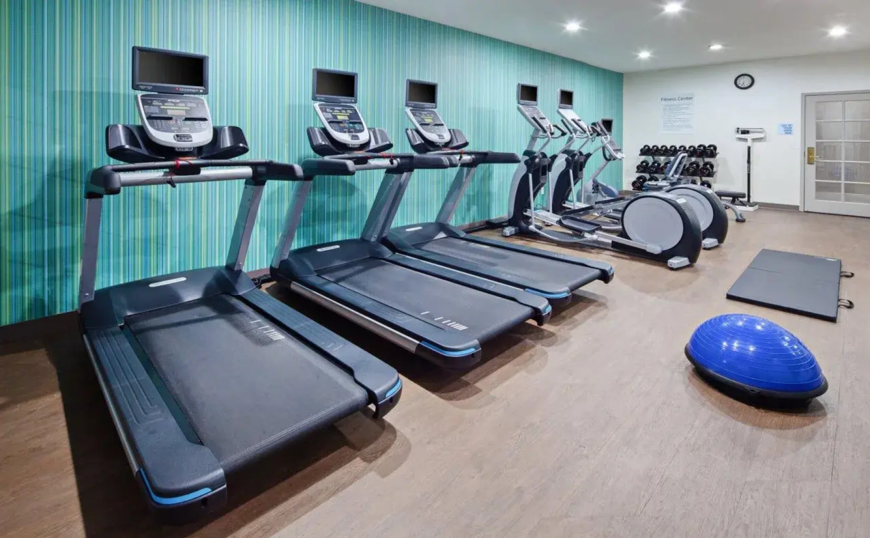 Holiday Inn Express & Suites Tulare by IHG