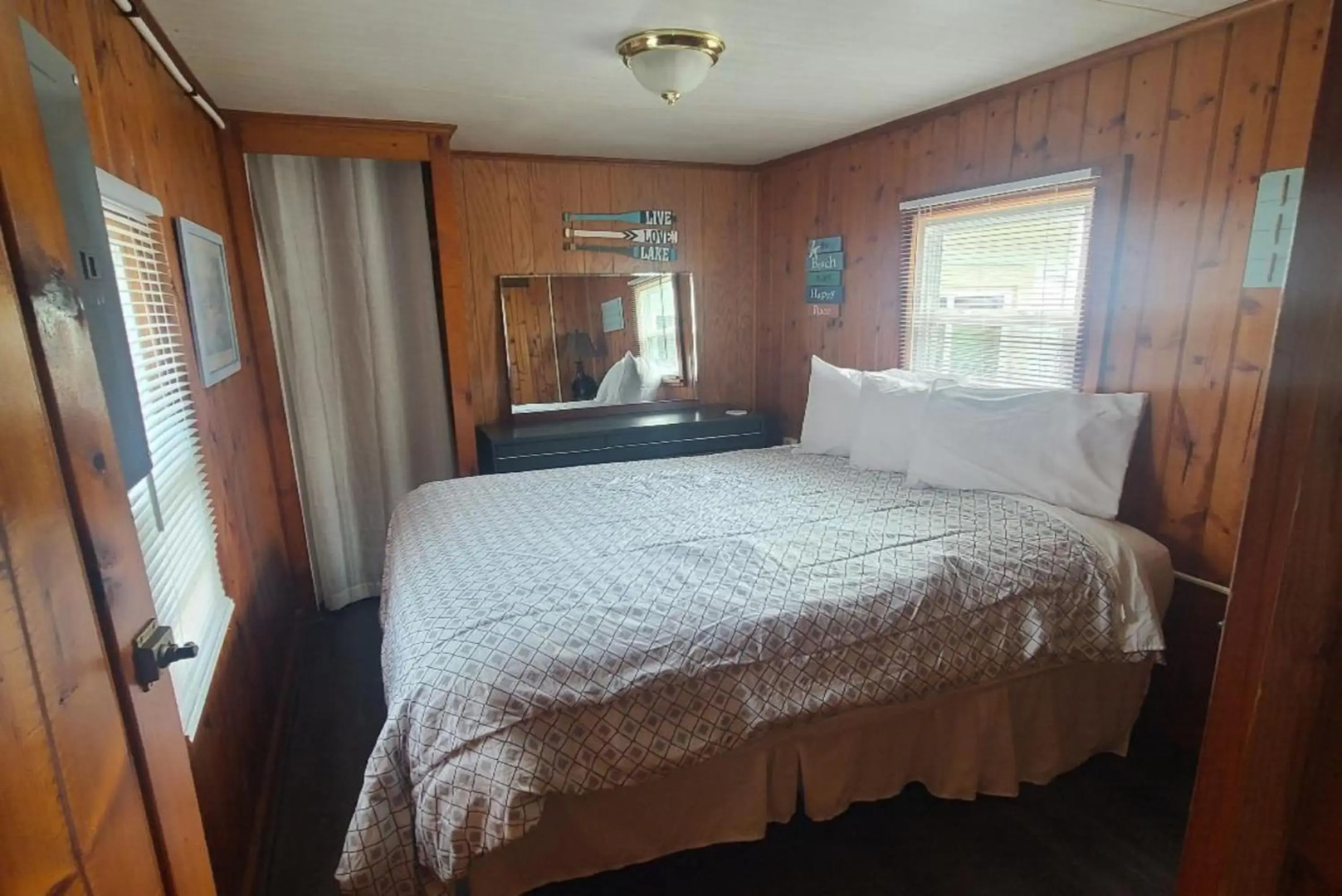 Lake Huron - Super Cute Lake Front Cabin (Sleeps 5)