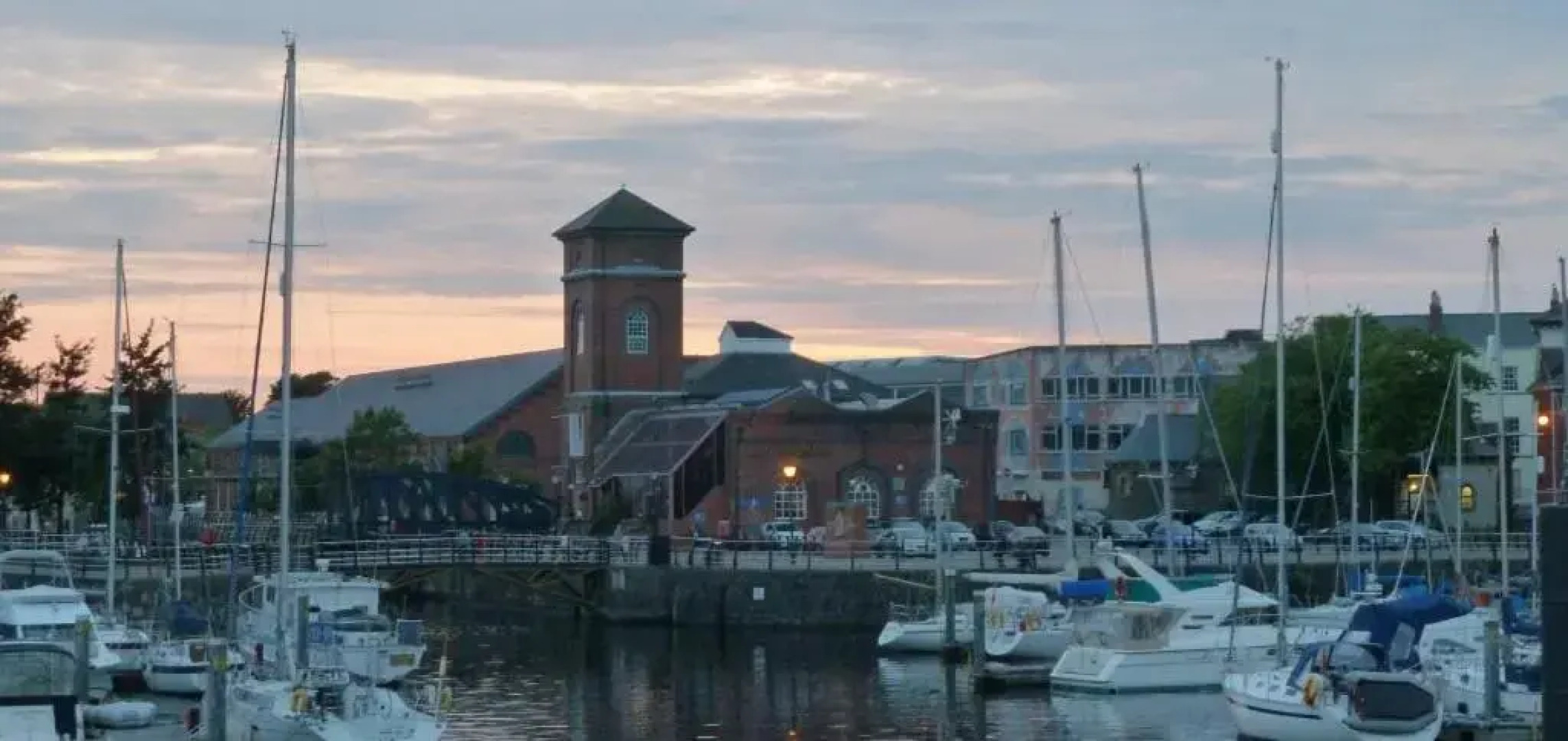 Penthouse Swansea Marina City Centre 100m from Beach