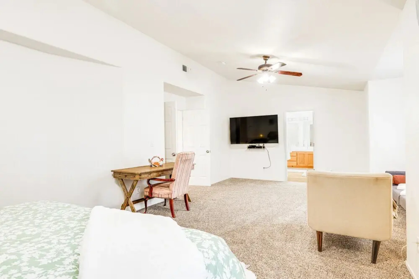 Spacious Los Banos Home w/ Patio - Dogs Welcome!