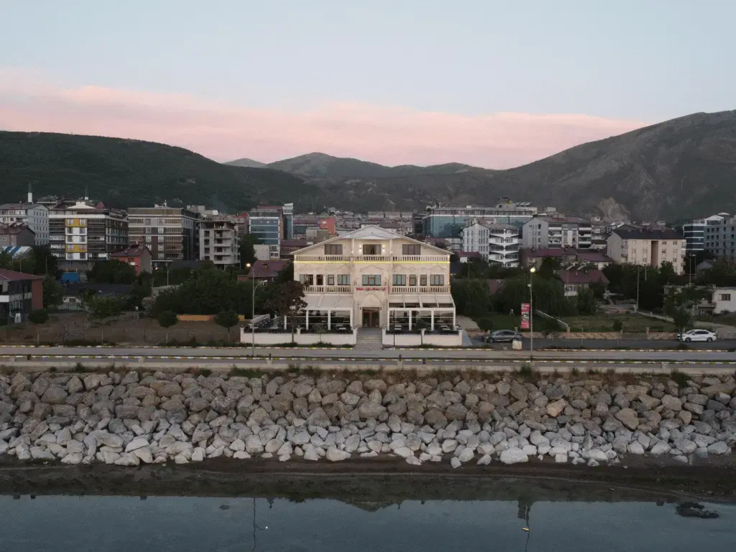 Beyaz Köşk Hotel & Cafe