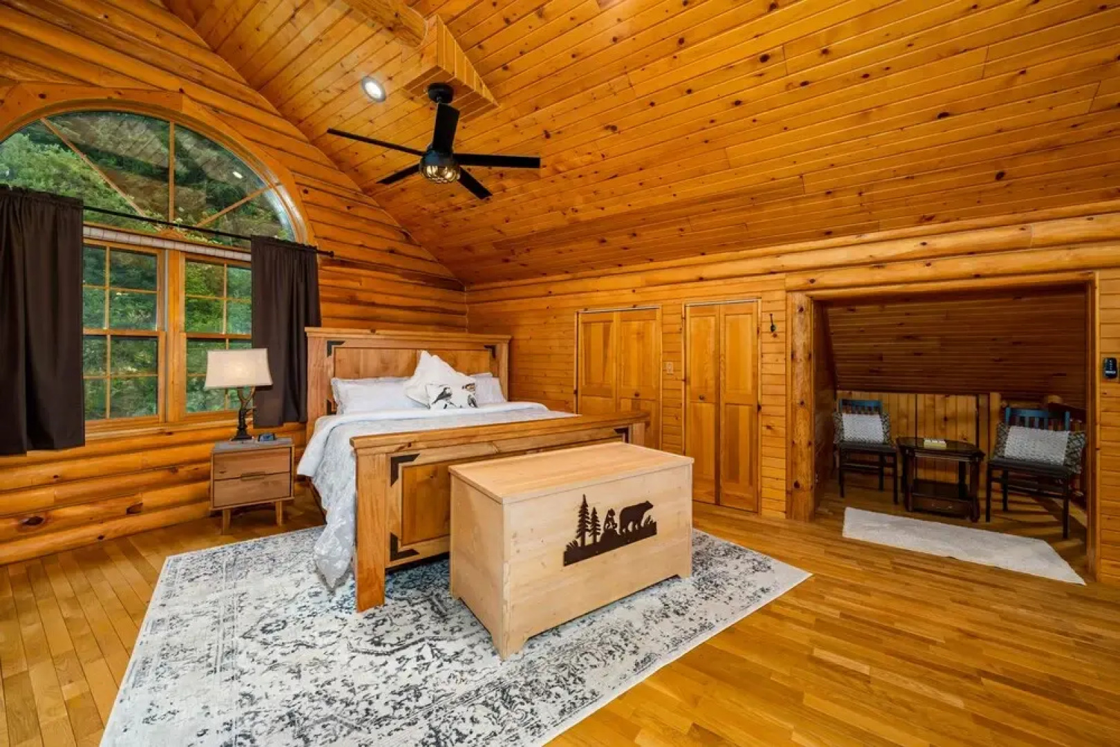 Log Cabin w/ Private Hot Tub on Wenatchee River!