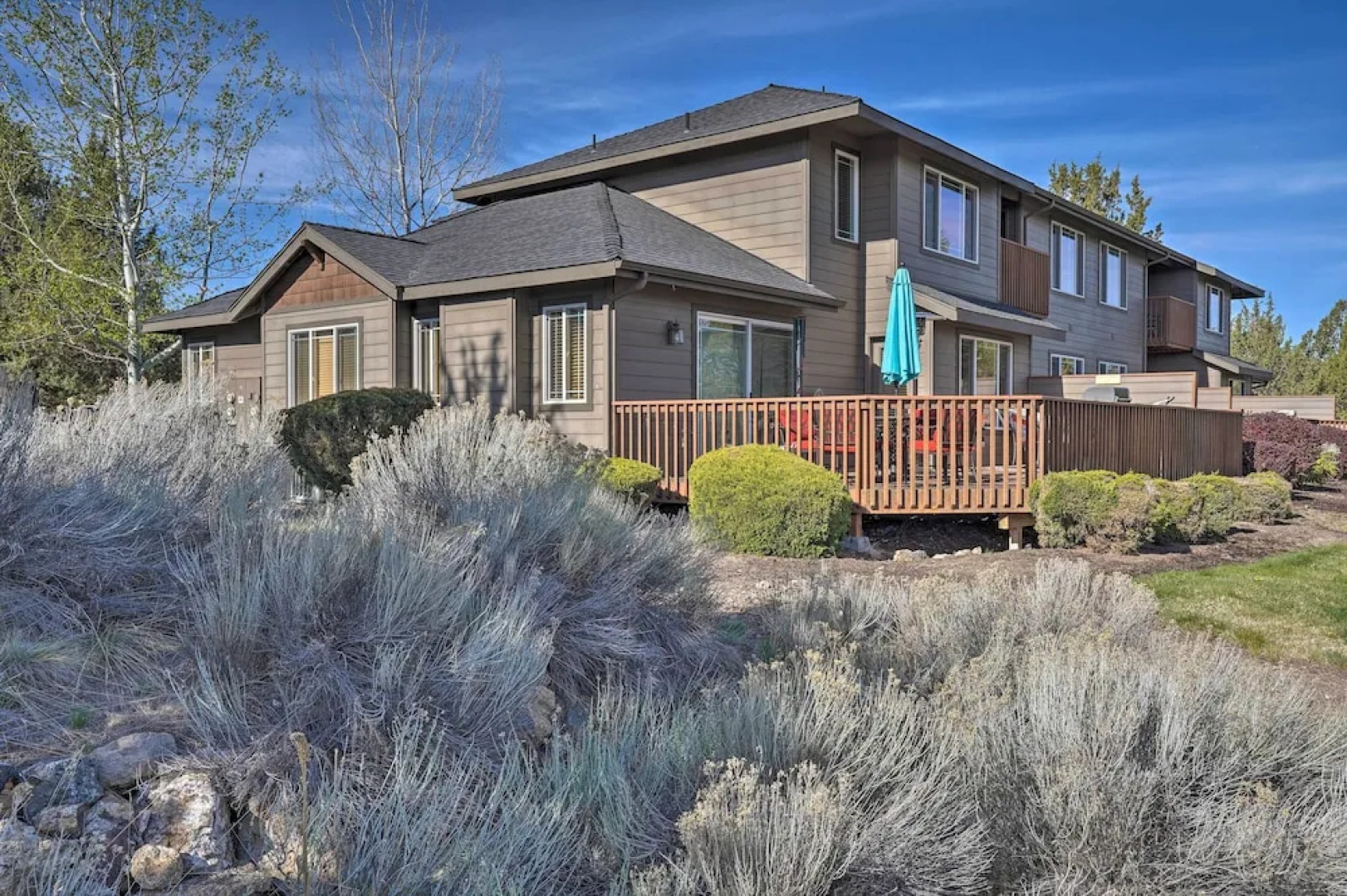 Pet-friendly Townhome w/ Hot Tub in Redmond!