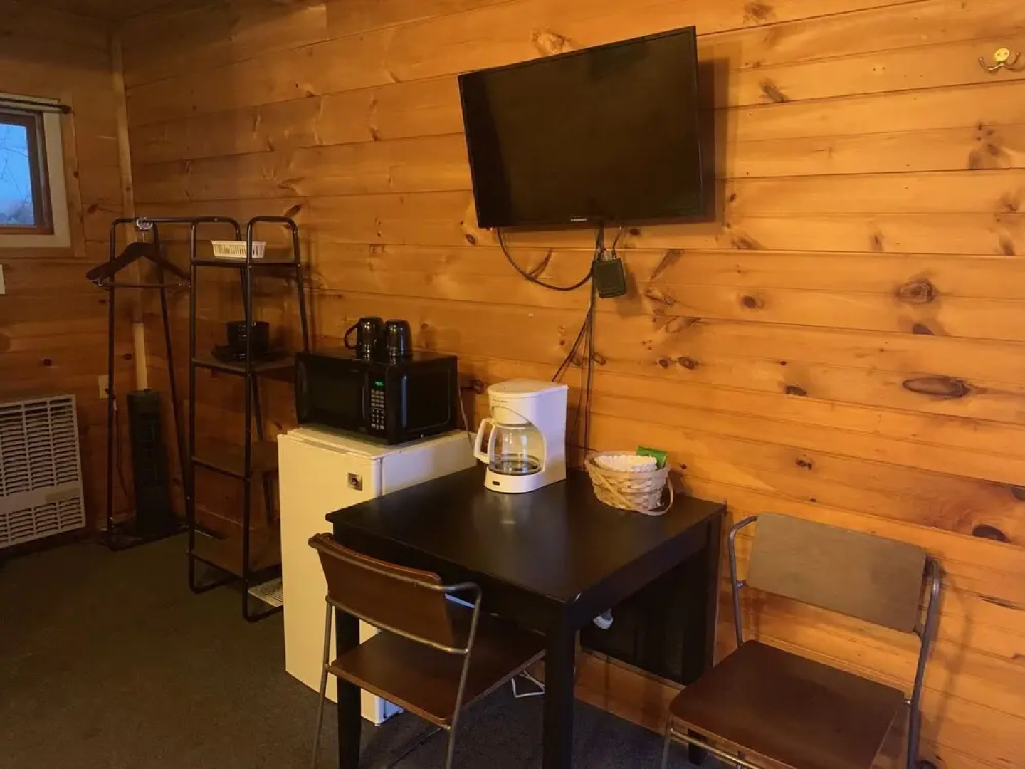 Pine Crest Motel And Cabins