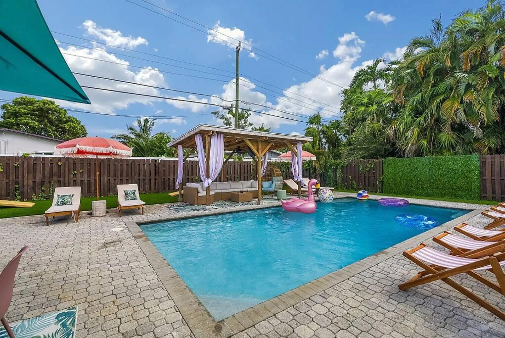 4BR Oasis Pool Putting Green