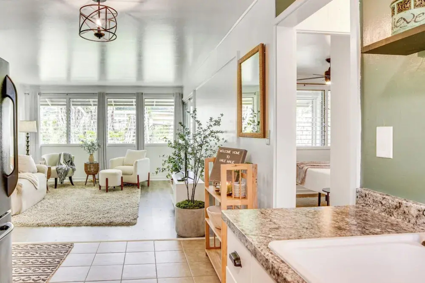 Hilo Apartment w/ Lanai - 2 Mi to Beaches!